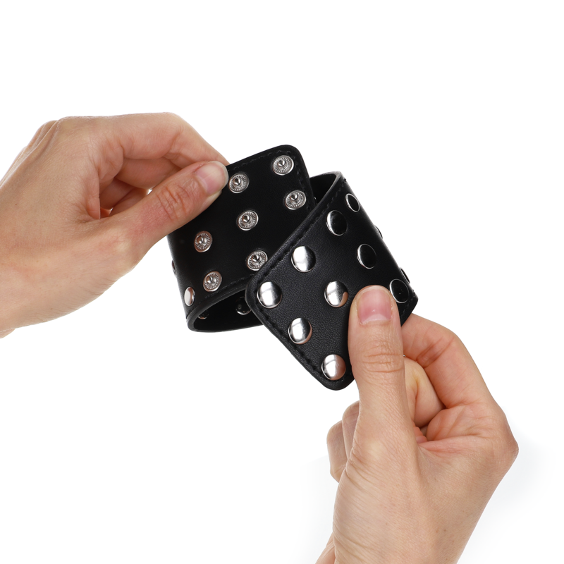KINK - MENOTTES AVEC FERMETURE À PRESSION PLEINES DE CLOUS NOIR RÉGLABLE 19-24 CM X 5,5 CM