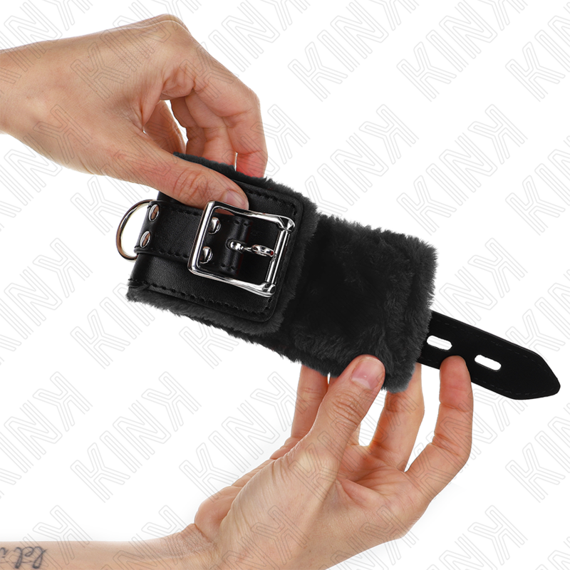 KINK - MENOTTES FOURRÉES NOIR AVEC SANGLE NOIRE RÉGLABLE 17-29 CM X 6 CM