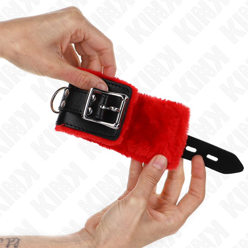 KINK - MENOTTES DOUBLÉES DE FOURRURE AVEC TROUS CARRÉS, SANGLE ROUGE ET NOIRE, AJUSTABLES 17-29 CM X 6 CM