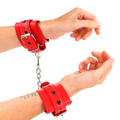 KINK - MENOTTES ROUGES EN CUIR AVEC CŒUR NOIR, RÉGLABLES 21-28 CM X 5,5 CM