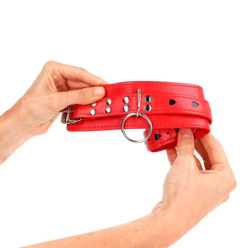 KINK - MENOTTES ROUGES EN CUIR AVEC CŒUR NOIR, RÉGLABLES 21-28 CM X 5,5 CM