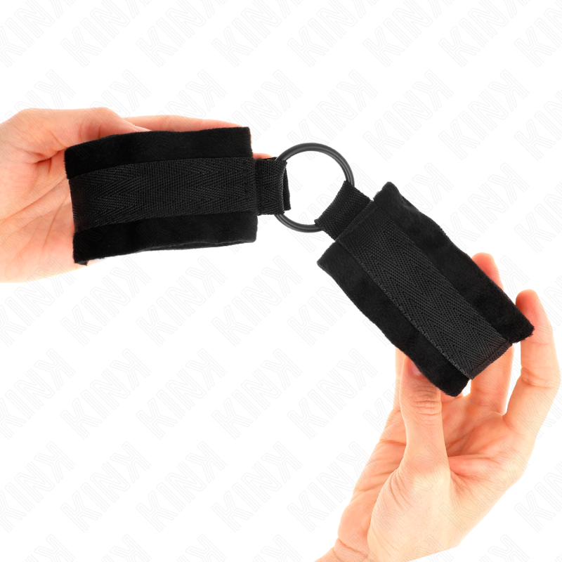 KINK - MENOTTES EN FOURRURE POUR DÉBUTANT 25 CM AVEC ANNEAU EN O 4 CM NOIR RÉGLABLE 15-25 CM