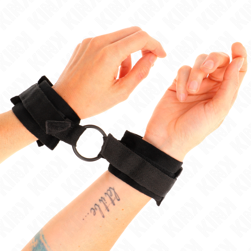 KINK - MENOTTES EN FOURRURE POUR DÉBUTANT 25 CM AVEC ANNEAU EN O 4 CM NOIR RÉGLABLE 15-25 CM