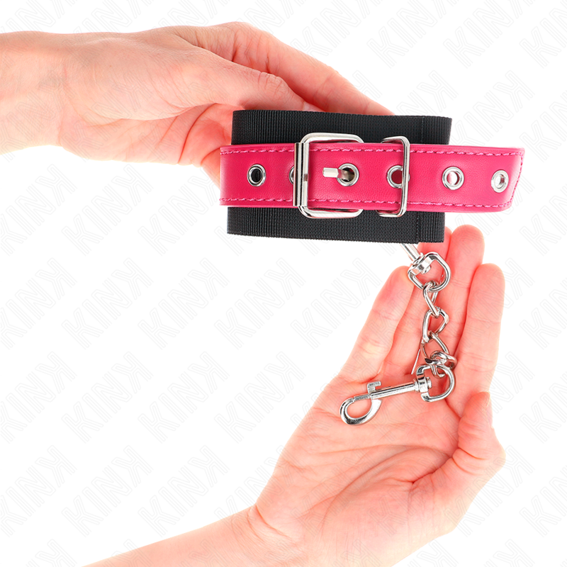 KINK - MENOTTES EN NYLON NOIR AVEC SANGLE EN SIMILICUIR ROSE FRAMBOISE RÉGLABLES 19-29 CM X 5,1 CM