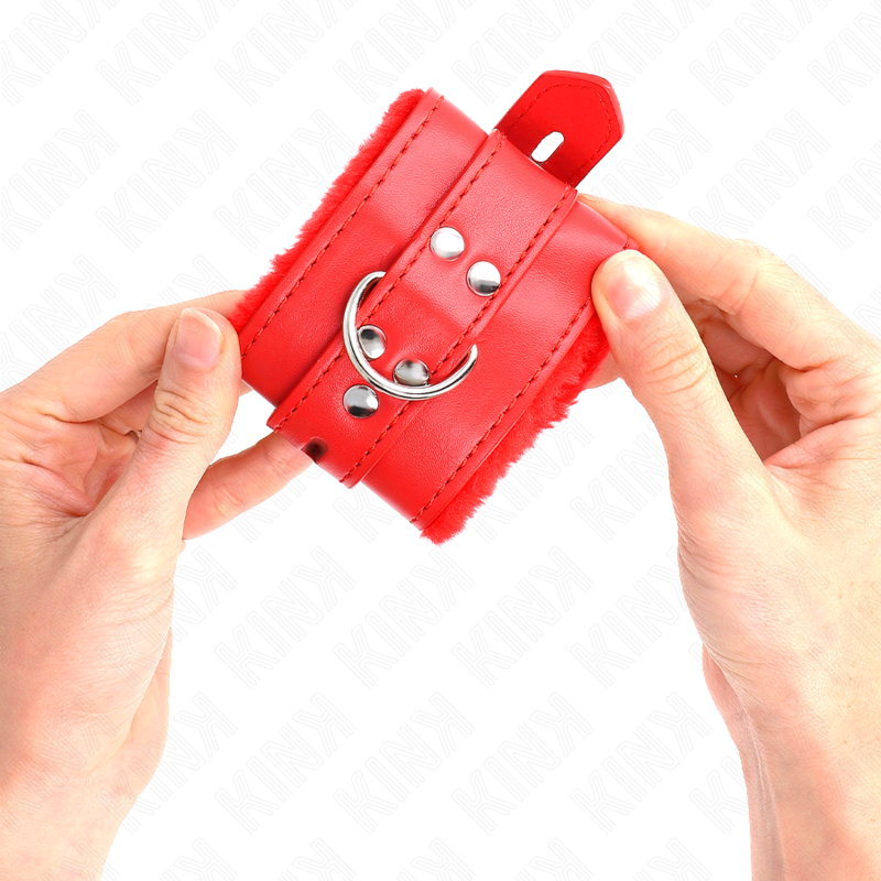 KINK - MENOTTES DOUBLÉES DE FOURRURE AVEC DES TROUS CARRÉS, ROUGE ET CEINTURE ROUGE, RÉGLABLES 17-29 CM X 6 CM