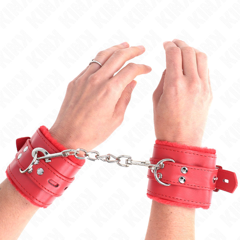 KINK - MENOTTES DOUBLÉES DE FOURRURE AVEC DES TROUS CARRÉS, ROUGE ET CEINTURE ROUGE, RÉGLABLES 17-29 CM X 6 CM