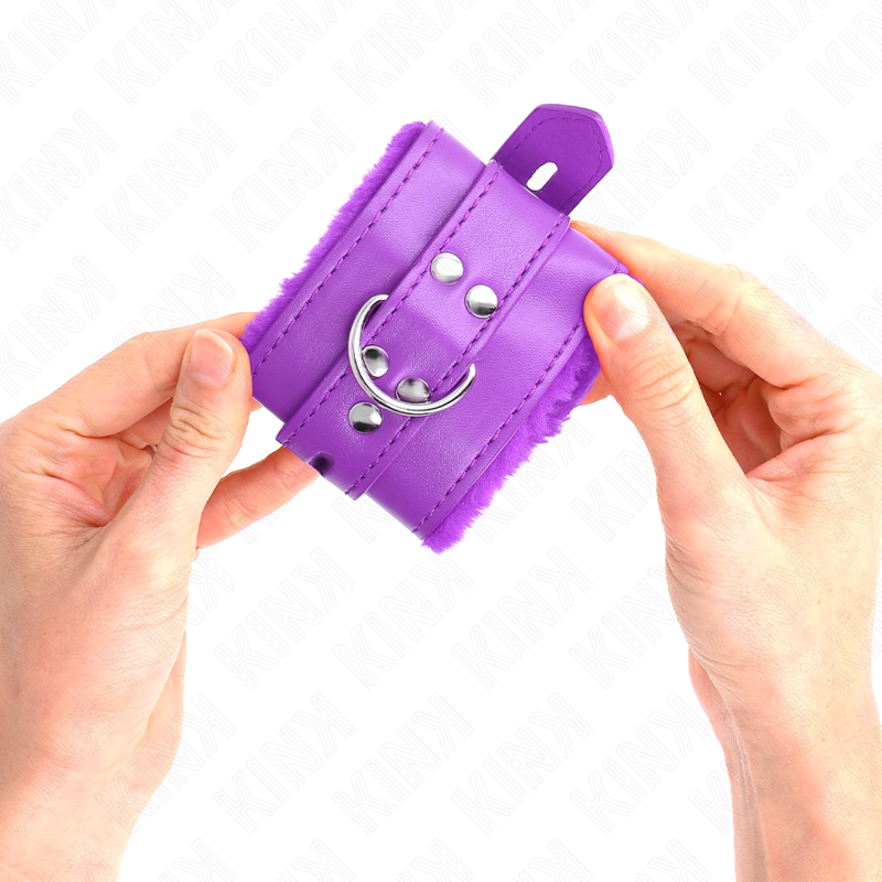 KINK - MENOTTES DOUBLÉES DE FOURRURE AVEC DES TROUS CARRÉS, VIOLET ET CEINTURE VIOLETTE, RÉGLABLE 17-29 CM X 6 CM