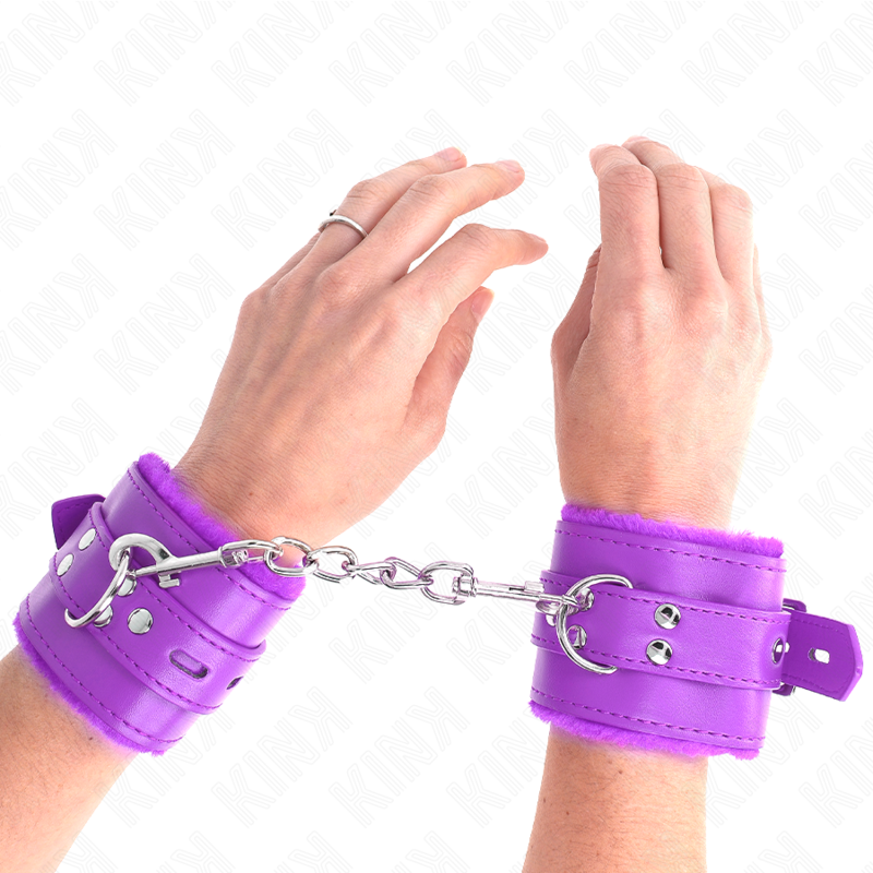 KINK - MENOTTES DOUBLÉES DE FOURRURE AVEC DES TROUS CARRÉS, VIOLET ET CEINTURE VIOLETTE, RÉGLABLE 17-29 CM X 6 CM
