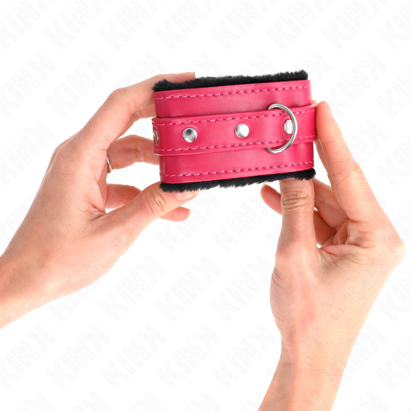 KINK - MENOTTES DOUBLÉES FOURRURE NOIR AVEC SANGLE FRAMBOISE RÉGLABLES 17-29 CM X 6 CM