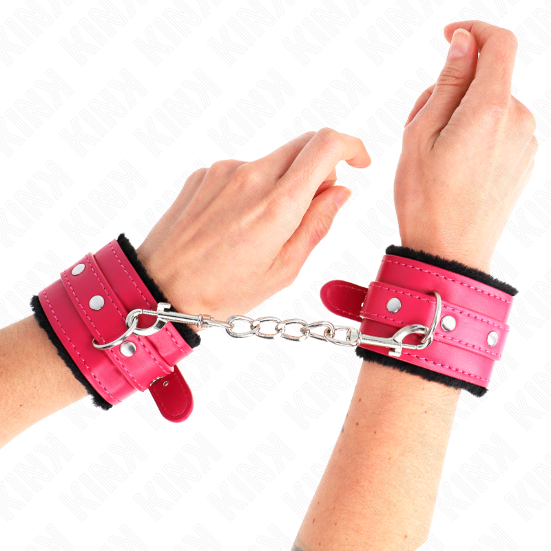 KINK - MENOTTES DOUBLÉES FOURRURE NOIR AVEC SANGLE FRAMBOISE RÉGLABLES 17-29 CM X 6 CM