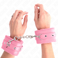 KINK - MENOTTES REMBOURRÉES EN FOURRURE PREMIUM ROSES AVEC CEINTURE ROSE RÉGLABLES 17-29 CM X 6 CM