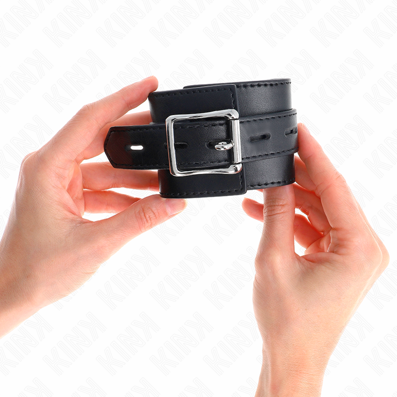 KINK - MENOTTES NOIRES AVEC SANGLE NOIRE RÉGLABLES 17-28 CM X 6 CM