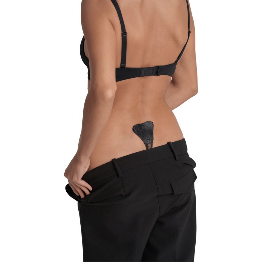 BYE-BRA - TANGA ADHÉSIF EN DENTELLE BEIGE TAILLE UNIQUE